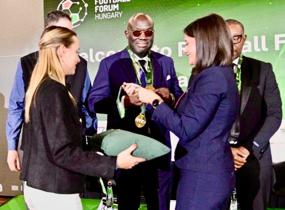 Drew Uyi honoré d'une médaille d'honneur au Football Forum Hungary 2026